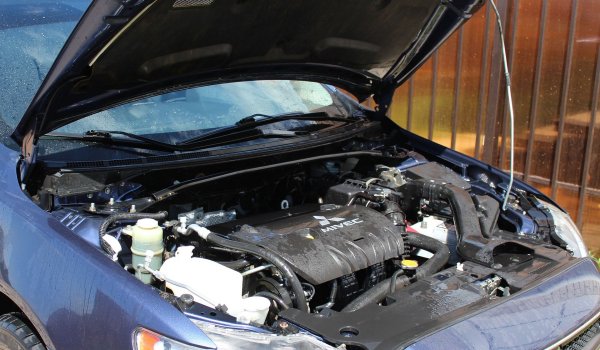 Когато стартерът е "пътник", един от най-честите симптоми е осезаем още при стартирането на двигателя. Ако чуете серия от щракания или тракания откъм двигателния отсек, това със сигурност означава, че стартерът не функционира нормално.

Точните причини за шума и сериозността на проблема може да са различни, но при всички положения е най-добре като чуете странните звуци да отидете в сервиз, където да се изясни какво точно се случва.