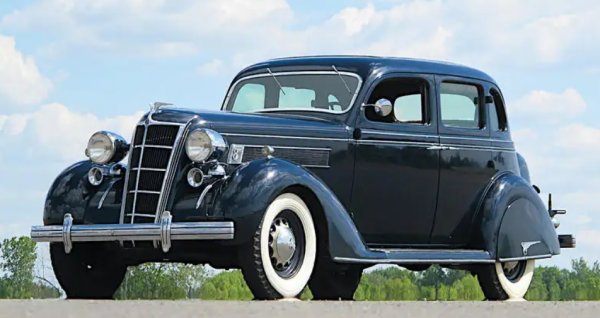 Chrysler Airflow е известен с това, че е един от първите наистина аеродинамични производствени автомобили и че се продава много зле, защото хората го смятат за странeн. Осъзнавайки, че е отишъл твърде далеч, Chrysler представи Airstream, който всъщност беше Six от 20-те години на миналия век с опростена каросерия.

Въпреки че беше достъпен само през 1935 и 1936 г., Airstream беше много по-успешен от Airflow, защото беше и по-евтин.. Но това беше по-малко важно от историческа гледна точка, така че Airflow е това, за което хората знаят повече днес.