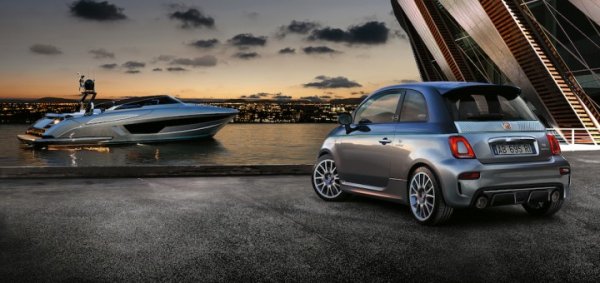 ABARTH 695 RIVALE // Като изключим факта, че много хора изобщо не подозират за съществуването на този автомобил, оплакванията на Кларксън са сериозни. В миналото той е давал висока оценка на FIAT 500, но сега водещият критикува настройките на окачването, неудобната позиция на водача и цялостното поведение на колата. Според него, ако си свикнал да носиш прашки, то колата ще ти допадне.