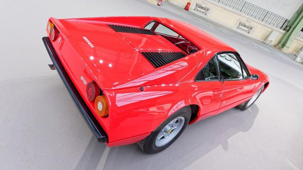 Всеки е наясно, че чарът на Ferrari е в солидните V8 мотори зад седалките, който дават солидна мощност. Но може ли да си представите модел на "кончетата" с едва 155 конски сили?

През 1980 година италианските власти вдигат двойно таксите за автомобили с двигатели, по-големи от 2000 куб. см. Тогава инженерите на марката взимат дефорсираната версия на V8 мотора от 308 и създават агрегат с обем 1990 куб. см, с който маломощната машина вдига "само" 215 км/ч, при това за адски дълго време. Само 160 бройки от този вариант са пуснати на пазара, преди Ferrari да добавят турбокомпресор, с който ускорението до 100 км/ч става за 6,7 секунди, а максималната скорост вече е 242 км/ч.