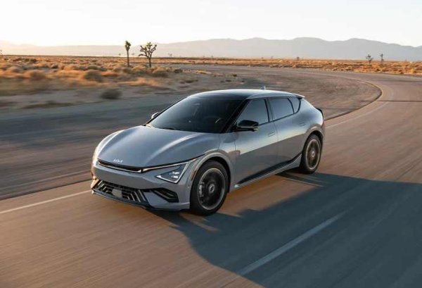 По-добрият избор е Kia EV6 със задно задвижване. Тази версия не е толкова мощна, но лесно изминава 480 км в реални условия. Има достатъчно място за краката отзад, въпреки че пространството за главата е ограничено.

Плюсове: голям пробег, много място за краката отзад.
Минуси: малък багажник, скъпи най-високи нива на оборудване.
