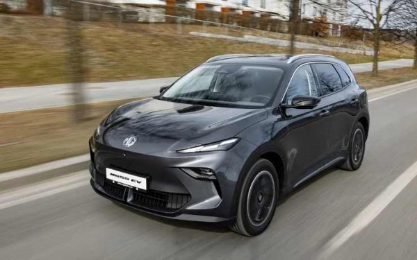 Новият MG S5 е най-евтиният електрически кросоувър в класацията. По-добър избор е по-мощната версия Long Range с 228 к.с. и пробег от 480 км. Колата има доста просторен интериор и голям багажник.

Плюсове: ниска цена, добри характеристики.
Минус: твърдо окачване