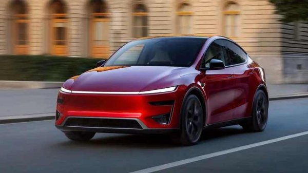 Обновеният електрически кросоувър Tesla Model Y остава стандарт в своя клас. Той предлага прилична динамика и добър пробег. Интериорът е доста просторен, но разположението на шофьорската седалка може да не е подходящо за всеки.

Плюсове: добра динамика и пробег.
Минуси: твърдо возене, нестандартно разположение на шофьорската седалка.
