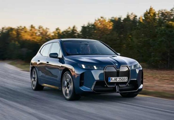 Електрическият автомобил BMW iX изглежда като излязъл от научнофантастичен филм. Той разполага с просторен интериор, модерна мултимедийна система и 500-литров багажник. Версията xDrive45 с 402 к.с. и пробег от 600 км е най-добрият вариант.

Плюсове: Висококачествен и просторен интериор, добра звукоизолация, добре обмислена мултимедийна система.
Минуси: Ниска ликвидност, пневматичното окачване е стандартно само за топ версията M70.
