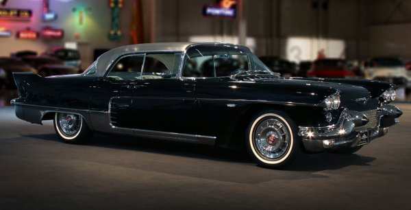 През 1958 година излиза новият Cadillac Eldorado, който бие Continental с цена от 13 074 долара и невероятните за времето си технологии, сред които са самоизравняващо се окачване, електрически прозорци, памет на седалките, круиз-контрол и двузонов климатик.