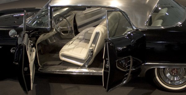 Синатра не се колебае нито за миг и е сред първите, които си купуват колата. След това взима още няколко бройки от същия модел, които държи в гаража си. А една от тях дори участва във филма "11 на Оушън" от 1960 година.