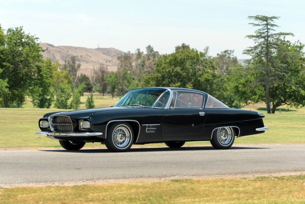 През 1960 година Синатра вече е признат за Краля на Лас Вегас, като най-голямото име в развлекателната индустрия в САЩ. Вече несъществуващата американска марка Dual Ghia за първи път използва персонален подход към клиентите си, на който в наши дни залага Ferrari, и прави 26 уникални автомобила. Те са на шаси на Chrysler и са сглобени на ръка от италианското ателие Ghia.