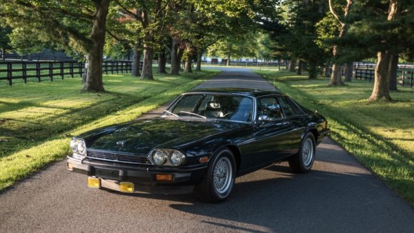 През 1975 година Синатра се жени за четвърти и последен път за Барбара Маркс. Като част от сватбата си двамата си разменят автомобили. Франк подарява на съпругата си Rolls-Royce Silver Shadow и получава британски състезателен XJS зелено. Колата явно се харесва на певеца, защото той си купува още една бройка от този модел през 1989 година.