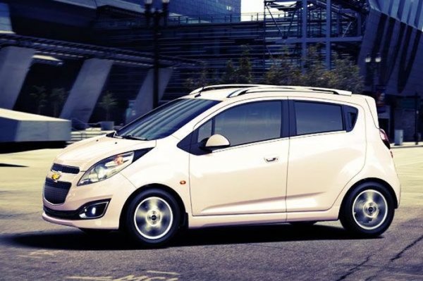 <p><strong>Топ 10 на най-компактните коли, според Forbes<br /><br />6. <a href="http://www.automedia.bg/search/?cx=002410455876641964495%3A9pjna_gcbea&amp;cof=FORID%3A10&amp;ie=UTF-8&amp;q=Chevrolet+Spark+&amp;sa=">Chevrolet Spark </a></strong><br /><br />Дължина 3495 мм, широчина 1495 мм, височина 1500 мм<br />Тегло: 775 кг<br />Максимална скорост: 160 км/ч<br />Цена: $12 000<br /><br />Компактният  хечбек с 5 врати е удобен и не особено скъп градски автомобил. Той е  достатъчно бърз и маневрен, а благодарение на дизайна си се откроява от  потока автомобили. Салонът му е достатъчно просторен и в него могат да  се поберат петима души, което е рядкост за автомобили от подобен клас.  След обновяването си през 2007 г. машината стана по-устойчива и  по-безопасна при управление. Корпусът на автомобила е направен от високо  закалена стомана, благодарение на което той постигна високи резултати  на краш-тестовете. Разполага също така с ABS, предни и задни въздушни  възглавници.</p>