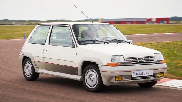 Суперавтомобилите са страст на Марчело Гандини, но той създава и популярни модели като Renault Supercinque. Това е второто поколение на &bdquo;малкия французин&ldquo;, представен през 1984 година.

Запазвайки пропорциите и общия стил, дизайнерът успява да открои по-меки и по-модерни линии. Толкова много, че вдъхновява чак новото Renault 5, което дебютира на автомобилното изложение в Женева през 2024 година.