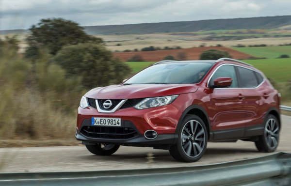 Втората генерация на Qashqai, с кодово име J11, дебютира в самия край на 2013 година и остана в производство до началото на 2021 (освен в Китай, където се правеше до миналата година). През октомври 2016 бе представен фейслифт, който въведе нови двигатели и осъвремени мултимедията. 
При тестовете за безопасност EuroNCAP през 2014 Qashqai II получи максималните 5 звезди по тогавашните правила, с 88% за защита на възрастни пътници, 83% защита на деца, 69% защита на пешеходци и 79% за електронни асистиращи системи. 
