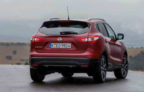 Повечето бройки Qashqai от европейските пазари са само с предно предаване, задвижване на четирите колела се предлага само с 1.6-литровия dCi дизел и с редкия 1.7-литров дизел. 
