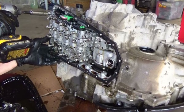 Това, че вариаторът е евтин, се отнася само за производителя. За собственика, на когото му се наложи да го ремонтира, е тъкмо обратното - спокойно може да си приготвите към 4,000 лева за удоволствието. Затова ако видите Qashqai с пробег 150,000 км и неремонтиран вариатор, стойте настрана. Или си калкулирайте ремонта в цената и преценете дали излиза сметката. 
