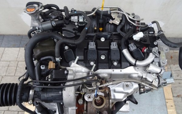 Малко по-добър избор е 1.6-литровият турбобензин със 163 коня (MR16DDT), който поне предлага повече динамика. Но и тук повишеният разход на масло не е рядкост. Системите за директно впръскване могат да предизвикат натрупване на въглероден нагар по клапаните. Ангренажната верига е склонна към разтягане с течение на времето. 