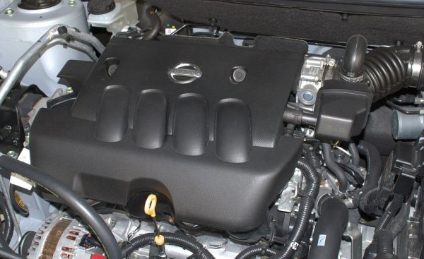 Двулитровият атмосферен бензинов мотор MR20DE (и по-късната версия MR20DD) определено има по-голям ресурс от агрегатите с турбокомпресор, но и той не е напълно безпроблемен - чести са оплакванията от загуба на масло, ранна повреда на повдигачите на клапаните, проблеми с термостата с потенциал да доведат до големи бели, често дефектиращ кислороден датчик. С внимателна поддръжка, този мотор може да изкара доста километри. Но се среща рядко в Европа заради по-високите си емисии. По-вероятно е да го откриете при внос от Близкия изток. 