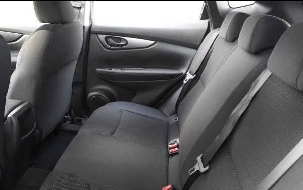 Предлагането на Qashqai II в България е, както стана дума, все по-изобилно. Цените в малките обяви варират от 13,000 лева за вариант с малък бензинов мотор на 10 години и на (уж) 170,000 км, до цели 38,900 лева за 1.3 бензин на (уж) 78,000 км от 2020 година. Средната цена за второто поколение на Qashqai е 20,800 лева. 
