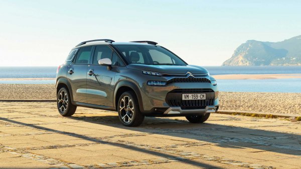 Citroen C3 aircross	1.5 BlueHDi	6 М	110 к.с., 250 Нм 4,2 л/100 км

Peugeot 2008	1.5 BlueHDi	6 М	110 к.с., 250 Нм	4,3 л/100 км

Opel Mokka	1.5D	6 М	110 к.с., 250 Нм	4,4 л/100 км

Ford Puma	1.5 EcoBlue	 6 М	120 к.с., 300 Нм	4,5 л/100 км

DS 3 Crossback 1.5 BlueHDi	6 М	110 к.с., 250 Нм	4,5 л/100 км
