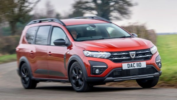 Изключението от правилото, че производителите отдават приоритет на скъпите автомобили в кризата за чипове. Dacia всъщност е единствената европейска марка от масовия сегмент, която отчита ръст тази година, и то от цели 16%. Пазарният дял на румънския бранд е вече рекордните в историята му 4.6%, при едва 3.2% година по-рано. Голям принос има новият модел Jogger. 
