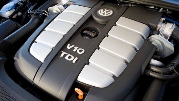 Първият, който прие предизвикателството, беше Volkswagen. През 2003 г. германският производител представи 5.0-литров V10 TDI с 313 к.с. и 750 Нм, по-късно напомпан до 350 к.с. и 850 Нм в специалната версия R50 на Touareg от 2007 г.
