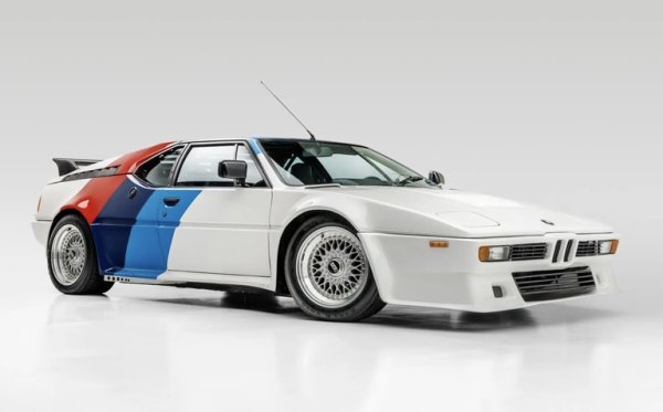 Всяко BMW M1 - проектирано от самия Джорджето Джуджаро и произведено от Baur - е рядка и интересна кола. Но тази конкретна бройка изпъква дори сред аристократичните си събратя. Тя е от едва шепата, модифицирани от AHG със специално разработен спортен пакет. 
