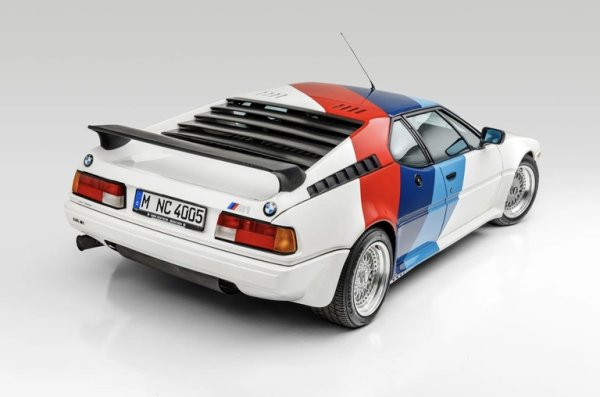 Той увеличава мощността на централно разположения 3.5-литров редови шестак, а освен това добавя боди кит и пребоядисване в легендарните цветове на BMW Motorsport. А тази конкретна кола има и допълнителна история, защото е била част от личната колекция на покойната звезда от "Бързи и яростни" Пол Уокър. Крайната цена в търга бе 500 000 долара. Само половин година след това друго М1, без звездна история, се продаде за 561 000. 
