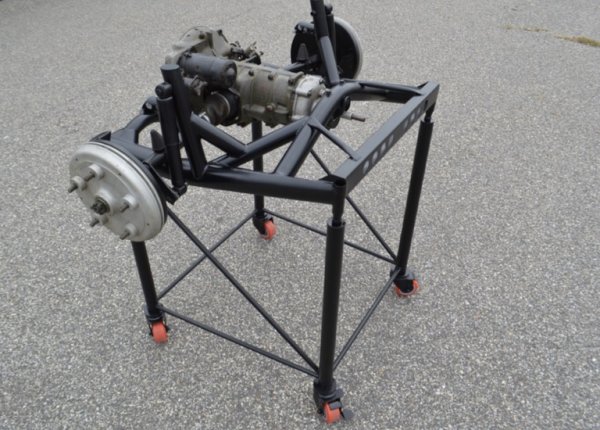 Неизползваем компонент от унищожен преди 66 години автомобил не звучи като нещото, което да побърка колекционерите. Но в случая компонентът е от колата, с която загина кинолегендата Джеймс Дийн - Porsche 550 Spyder. 
