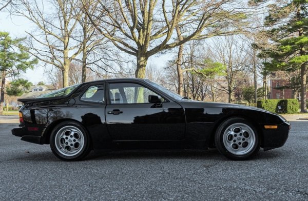 За класическите фенове на марката поршетата с предно разположен двигател доскоро бяха тема табу. Напоследък тези модели се радват на все по-голям интерес, и това доста добре запазено 944 Turbo от 1986 го потвърди. 
