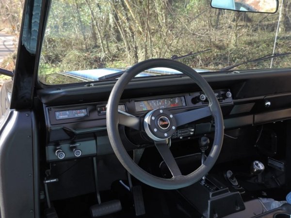 Тази бройка на Scout II се отличава с доработката, плод на партньорството между International Harvester и тунинг ателието Midas Van Conversion Company. В резултат тя е получила не само неповторимо оцветяване, но и с пет сантиметра по-високо окачване, специални бели 32-цолови (!) джанти, и с възможност за демонтиране не само на мекия покрив, но и на вратите. Предложената цена от 46 000 долара обаче не задоволи продавача и той ще опита пак през 2022. 
