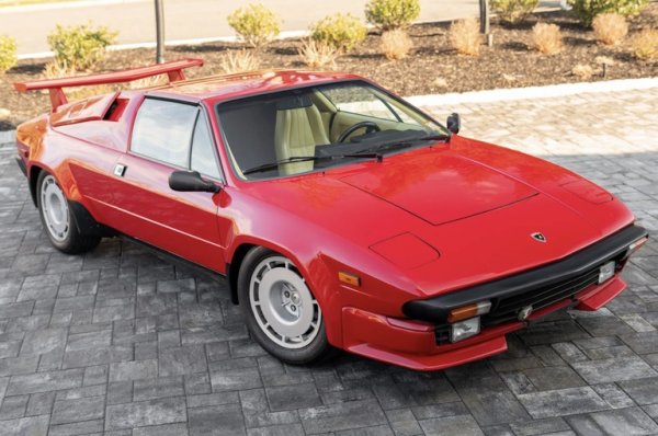 Името Lamborghini е достатъчно да подлуди колекционерите, но обикновено не в комбинация с името Jalpa - един от по-малко бляскавите модели на италианците от трудния за тях период през 80-те. 
