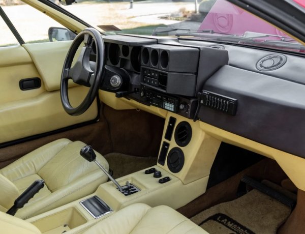 Но тази конкретна Jalpa предизвика огромен интерес заради отличното си състояние. Със средноразположен 3.5-литров V8 и четири карбуратора Weber, колата в крайна сметка се продаде за 80 808 долара през януари. През септември друга бройка от същия модел удари цена от 93 000 долара. 
