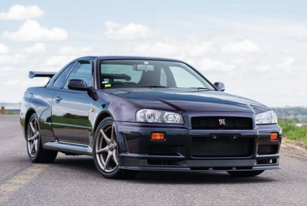 Класически R34 Skyline GT-R в най-високото си ниво - V-Spec, и боядисан в редкия фабричен цвят Midnight Purple II. Над 211 000 души са гледали обявата, публикувана през юни. 
Продаван само в Япония, този R34 се задвижва от 2.6-литров редови шестак с туин турбо, произвеждащ 276 коня максимална мощност (поне според официалните данни на Nissan, защото много независими тестери са отчитали повече). 
