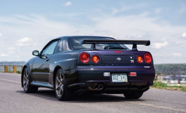 Освен това има 6-степенна ръчна трансмисия, задвижване на четирите колела ATTESA, и завиващи задни колела в пакет с електронно контролирания активен заден диференциал. Не е изненада, че продажната цена достигна 315 187 долара. 
