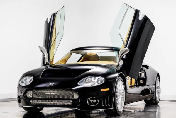 В наши дни дори автомобили като Ferrari или McLaren не осигуряват особена ексклузивност на собствениците си. Но Spyker определено го прави. Холандската екзотика си остава много рядък автомобил, а тази конкретна бройка от С8 Spyder, произведена през 2005, добавя към това и завидно малък пробег - едва около 1300 км. 
