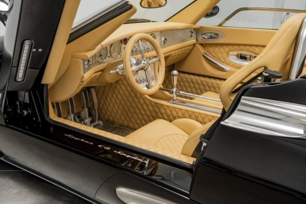 C8 се задвижва от централно монтиран V8 от Audi. Главният коз на Spyker обаче е дизайнът: елегантен екстериор и направо налудничав интериор, увенчан с може би най-ефектния скоростен лост в цялата история. Колата стигна до цена от 322 000 долара. 
