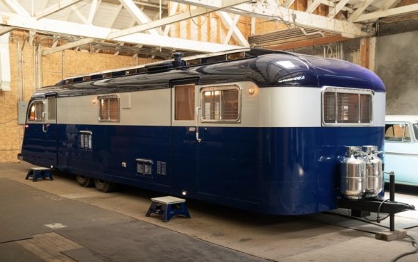 Колекционерите обикновено се интересуват от неща, които имат двигател. Но има и изключения, като тази прекрасно реставрирана класическа каравана Westcraft Capistrano от 1950 година. Тя се оказа и най-търсената обява на BaT за цялата изминала година, с над 334 000 разглеждания. 
