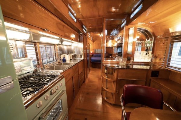 10-метровата Capistrano е най-луксозният модел на калифорнийската компания Westcraft, която не съществува вече над 6 десетилетия. Реставрацията запазва оригиналния стил, но добавя и модерни удобства като скрит телевизор и аудиосистема с Dolby Surround. Не е чудно, че търгът мина при ожесточено наддаване и в крайна сметка финишира при цена от 630 000 долара. 
