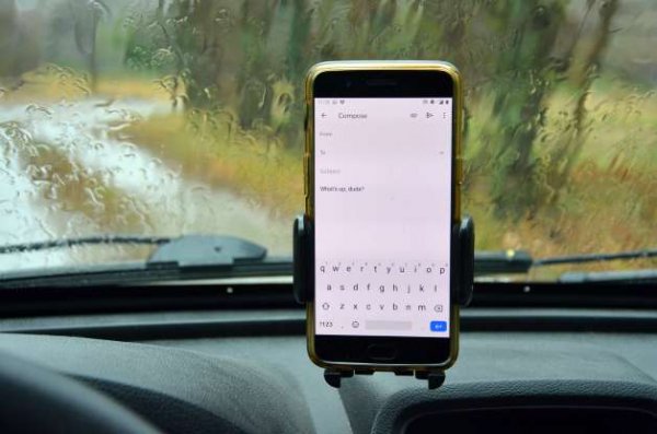 Изместването на погледа от пътя заради пускане на съобщение от телефона може да доведе до катастрофа. Проучване на ААА показва, че 41,3% от водачите в САЩ четат веднага получените на телефона им съобщения, а 32,1% пишат на някого, докато шофират. А тези, които говорят по телефона са още повече, но в този случаи устройството може да бъде поставено така, че да не пречи на шофирането.
