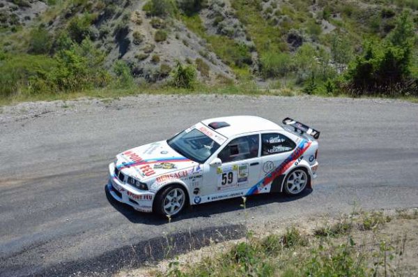 Неспазването на ограниченията на скоростта е причина за 33% от пътно-транспортните произшествия с фатален край в САЩ, твърди ААА. Мислите си, че ще спестите време, ако карате по-бързо, но това не е съвсем вярно. Пътуването със скорост 90 км/ч на разстояние от 50 км ще ви отнеме около 32 минути. Същото разстояние, но със скорост 105 км/ч, ще бъде изминато за 27 минути. Разликата е само 5 минути.
