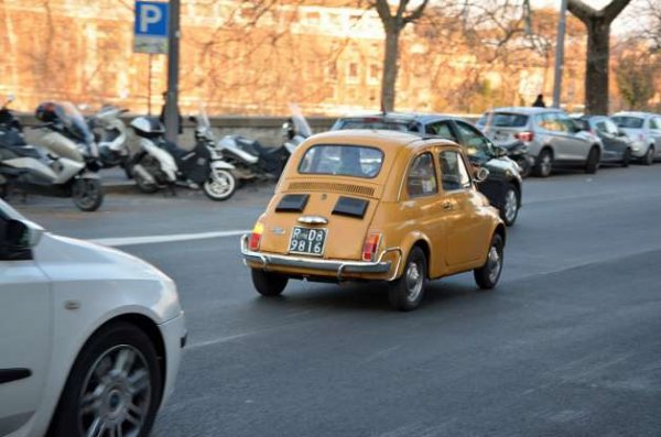 Шофирането далеч под ограничението може да бъде не по-малко опасно от това с превишена скорост. Причината за това е, че бавно движещият се автомобил обърква останалите превозни средства на пътя около него. Съответно неговите маневри са по-бавни, което го превръща в заплаха за движещите се по-висока скорост коли.
