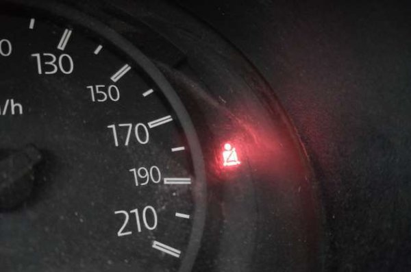 Шофирането без предпазен колан е лоша идея. Факт е, че въздушната възглавница предпазва при удар на пътя, но тя не е решение, ако коланът не е поставен. При сблъсък без колана тялото на шофьора отива напред, а еърбегът се движи срещу него. Това не е добра рецепта за оцеляване.
