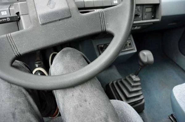 Шофирането с колене е трик, до който мнозина водачи прибягват, когато усетят умора в ръцете и рамене си. В същото време това е един от най-сигурните начини да катастрофирате, тъй като нямате контрол върху волана. Съответно, няма как да се реагира при излизане на друг автомобил, пешеходец или животно на пътя пред вас. Ако не вярвате, опитайте успоредно паркиране с колене.
