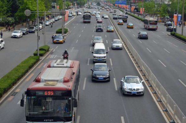 Шофирането в близост до превозното средство може да ви попречи да спрете навреме. Неслучайно е измислено правилото за двете секунди, което ви гарантира безопасна дистанция от автомобила пред вас. Просто, така ще бъдете сигурни, че ще имате време да спрете при нужда.
