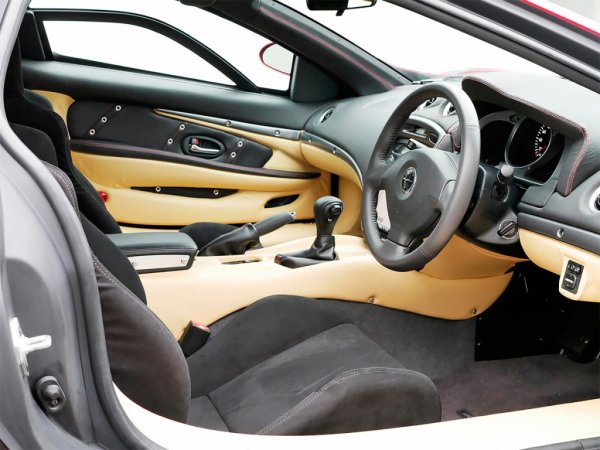 В основата на този модел е легендарната  Honda NSX, но каросерията е напълно нова. А ако знаете, че тази кола носи името на дракон с 8 глави, много въпросителни относно дизайна ще отпаднат.