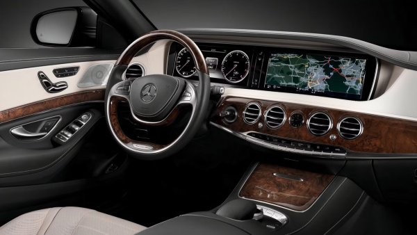 Mercedes-Benz S-Class винаги е бил еталон, когато става въпрос за това, което трябва да предложи един луксозен автомобил. Обикновено купе или седан S-Class привлича с тих, но мощен двигател, комбинирани с елегантен екстериор.  Моделната 2015 може да се похвали с набор от мощни задвижвания и интериор, който кара повечето конкуренти да изглеждат по-зле.