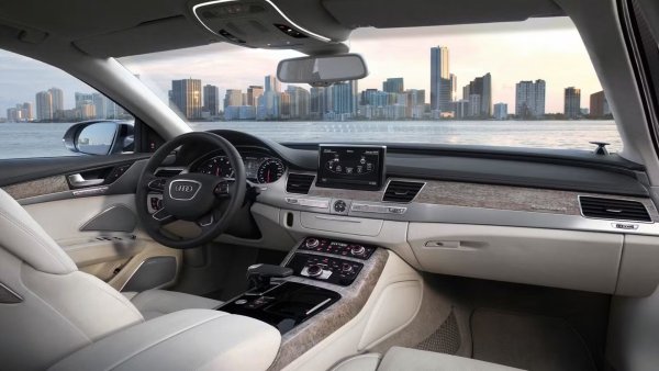 Друго германско предложение в списъка с най-изгодни луксозни автомобили е Audi A8 от 2014 г. - елегантен седан, предлаган с широка гама от задвижвания, с опции, вариращи от скромен V6 до сериозно впечатляващ 6.0-литров W12. Последният едва ли ще се продаде за под 20 000 долара, но 6- и 8-цилиндровите модели на това поколение Audi A8 лесно могат да бъдат намерени в рамките на бюджета.