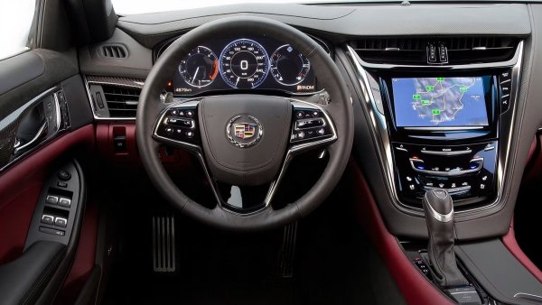 Cadillac CTS от 2018 е един от най-новите автомобили в списъка което означава, че купувачите могат да се възползват от модерно изглеждащ екстериор, плюс много удобства вътре, които все още не би трябвало да изглеждат остарели. Това е друг автомобил, който, за съжаление, не е оценен от J.D. Power по въпроси, свързани с качеството и надеждността, но само с две изтегляния и шест оплаквания е ясно да се види, че повечето собственици изглежда се наслаждават на изживяването си при притежание на CTS без твърде много проблеми.