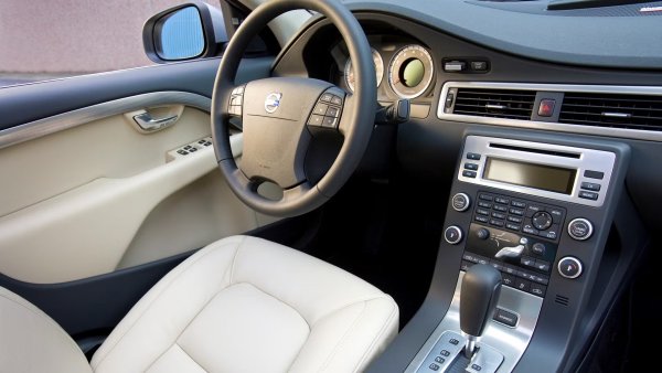 Най-евтиният избор от всички посочени се предлага от малко над 6000 долара в добро състояние, но ще трябва да похарчите много повече, ако искате ултра-рядката V8 версия на Volvo S80. Базовият 3,2-литров редови шестцилиндров двигател, който произвежда 235 конски сили, обаче е идеален за надежден луксозен автомобил, тъй като многократно е доказано, че може да постигне голям пробег без да създава проблеми на собственика си.
