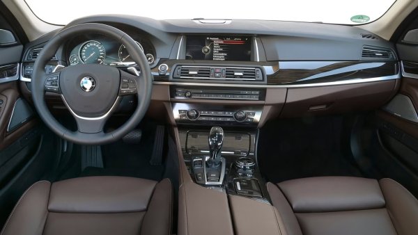 Един от основните съперници на E-Class на Mercedes е това BMW 5-Series. Той не е толкова луксозен, колкото по-големия си брат 7-Series, но подобно на E-Class, този седан BMW носи всичко необходимо. Кожени седалки, гъвкаво окачване, впечатляващ списък от стандартни и опционални функции, плюс някои плавни и мощни задвижвания помагат на "петицата" да се конкурира в горещо оспорвания сегмент на луксозните седани. 

За тези, които ценят по-динамичното шофиране обаче, се предлагат и модели M Sport, с по-твърдо окачване и гуми с по-нисък профил. Луксозното качество на возене ще бъде възпрепятствано, но в замяна се дава по-рязко и по-завладяващо шофиране.