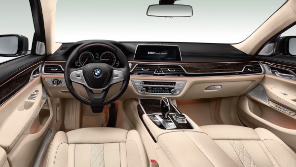 Този разтегнат седан е просторен, пълен с разкошни екстри и изненадващо бърз, благодарение на двигателите с турбокомпресор и гладката осемстепенна трансмисия. Задвижването на четирите колела също беше опционално при моделите 740i, което означава, че 7-Series лесно може да бъде целогодишна кола, дори за тези, които живеят в по-студен климат.
