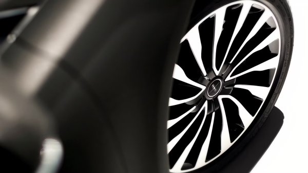 Това със сигурност е изненадващ избор, тъй като Lincoln не само спря производството на MKZ преди няколко години, но марката напълно обърна гръб на седаните и вместо това се фокусира единствено върху производството на луксозни SUV. 

По-евтиният нов модел - Nautilus, обаче започва от над 50 000 долара, което прави този петгодишен луксозен седан да изглежда невероятна добра сделка за около 15 000 долара.